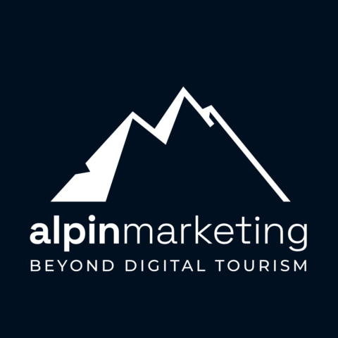 Alpinmarketing Logo: Berge, Text 'alpinmarketing' und 'BEYOND DIGITAL TOURISM'